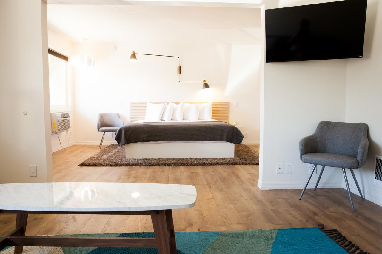 Monarch Motel 2*